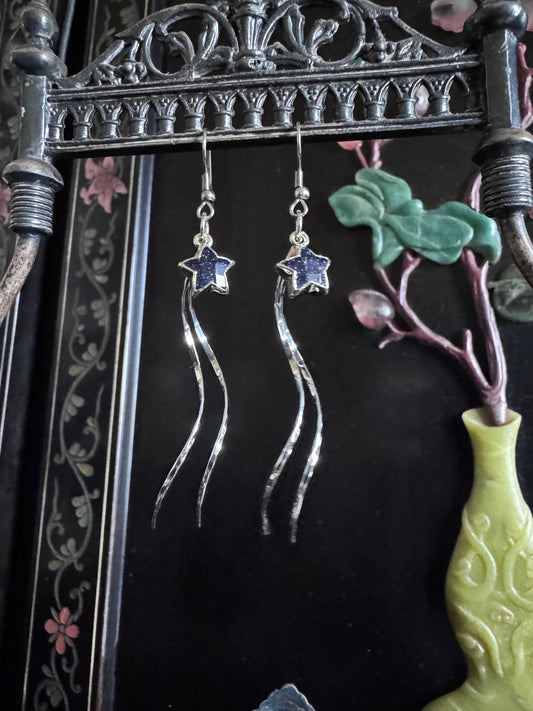 Beautiful silver earrings with sunstone shaped into stars, dangle with silver threads, creating a shooting star effect.